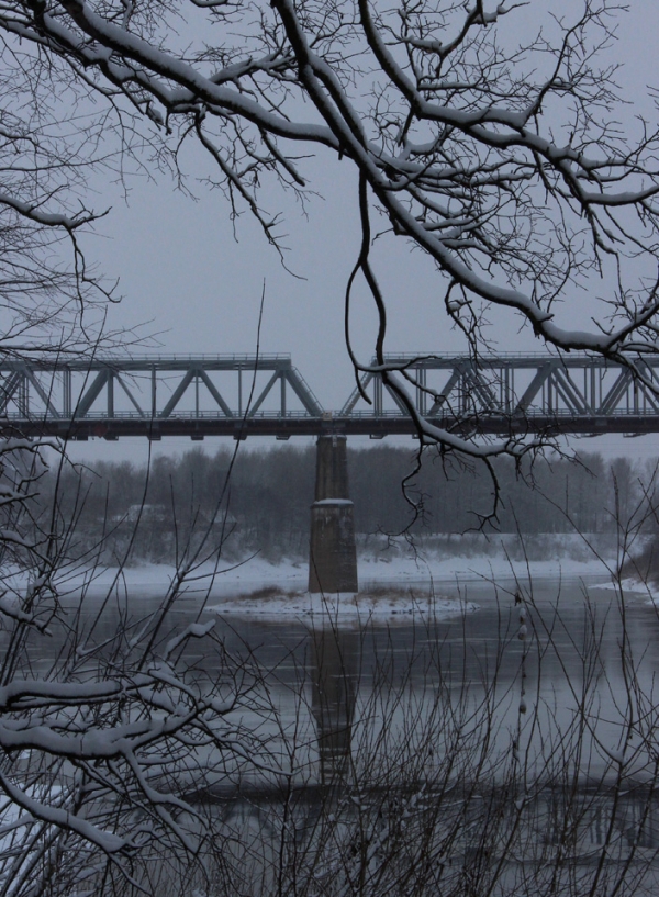 Most kolejowy na rzece.