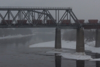 Przejazd przez most kolejowy na rzece